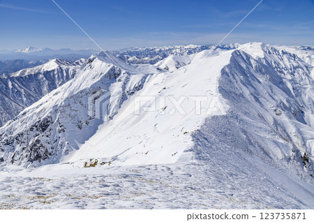 The Tanigawa mountain range in midwinter: A spectacular view of the blue sky and mountain ranges (Gunma Prefectural Border Ridge Trail) 123735871