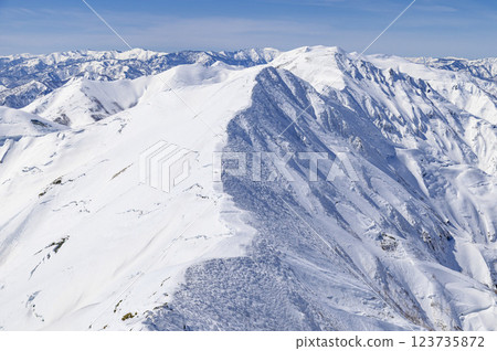 The Tanigawa mountain range in midwinter: A spectacular view of the blue sky and mountain ranges (Gunma Prefectural Border Ridge Trail) 123735872