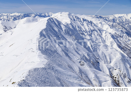 The Tanigawa mountain range in midwinter: A spectacular view of the blue sky and mountain ranges (Gunma Prefectural Border Ridge Trail) 123735873