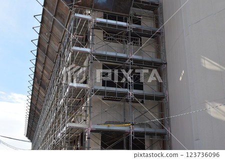 在工地安裝的腳手架 123736096