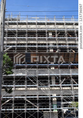 在工地安裝的腳手架 在工地安裝的腳手架 123736097