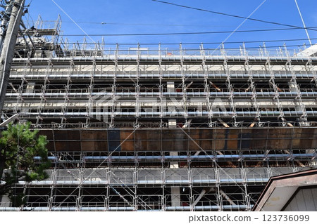 在工地安裝的腳手架 在工地安裝的腳手架 123736099