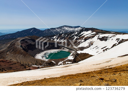 Zao kettle of the remaining snow 123736279