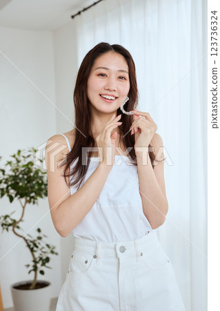 有喉舌正畸的女人 123736324