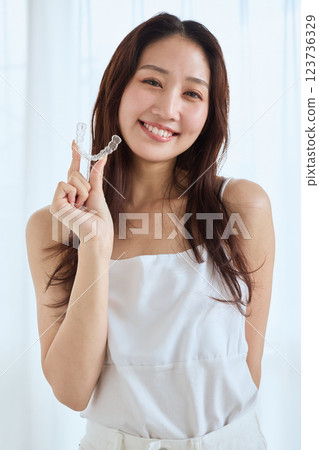 有喉舌正畸的女人 123736329