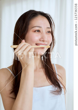 woman brushing teeth woman brushing teeth 123736338