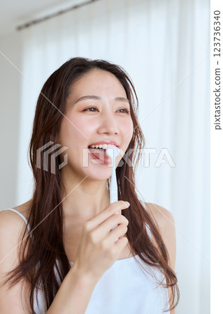 女人使用舌刷 123736340