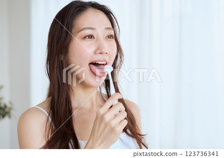 女人使用舌刷 123736341