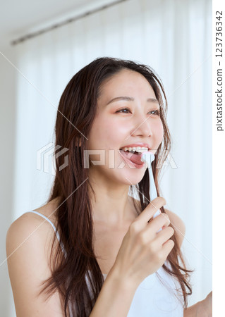 女人使用舌刷 123736342