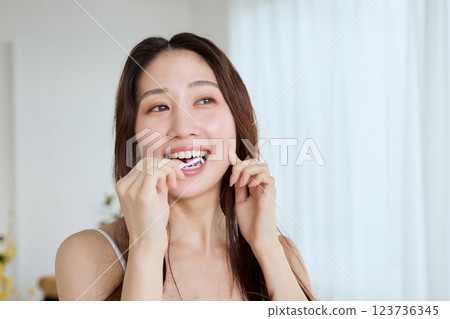 女人在做牙線 123736345