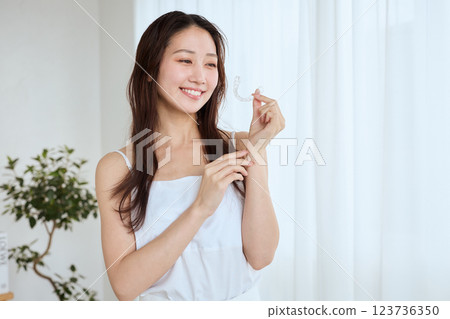 有喉舌正畸的女人 123736350