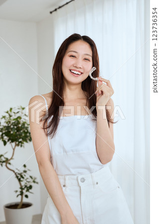 有喉舌正畸的女人 123736354