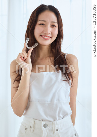 有喉舌正畸的女人 有喉舌正畸的女人 123736359