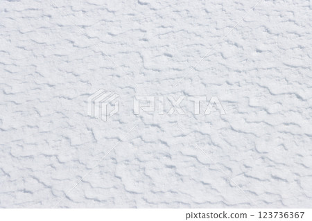 地面覆蓋著白雪的圖案 123736367