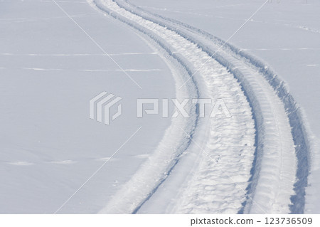 雪地上留下的雪地摩托車痕跡 123736509