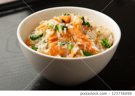 三文魚煮熟的米飯 123736898