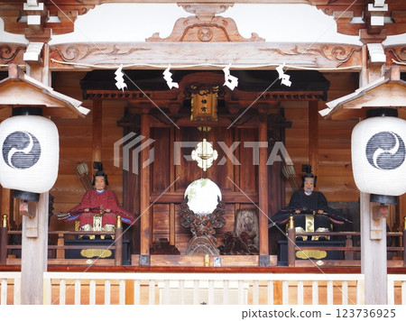 Shrine worship hall and shimenawa Shrine worship hall and shimenawa 123736925
