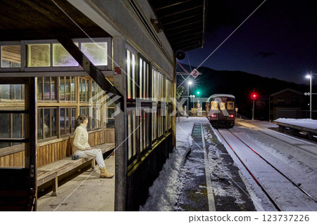 Winter station waiting room Wakasa Railway, Yato Station, waiting room, travel, trip, snow scene, window, traveler, station building, track, Winter station waiting room Wakasa Railway, Yato Station, waiting room, travel, trip, snow scene, window, traveler, station building, track, 123737226
