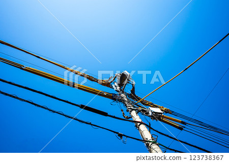 建築工地周圍的電線保護罩和藍天 a-2 高飽和度對比 123738367