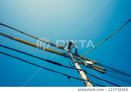 施工現場周圍的電線保護罩和藍天a-3暖色和冷色 施工現場周圍的電線保護罩和藍天a-3暖色和冷色 123738368