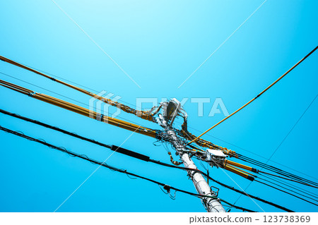 電線保護罩和施工現場周圍的藍天a-4淺色 電線保護罩和施工現場周圍的藍天a-4淺色 123738369
