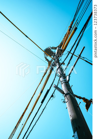 電線保護罩和施工現場周圍的藍天b-4淺色 電線保護罩和施工現場周圍的藍天b-4淺色 123738373