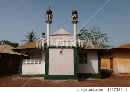 Mosque in Feiba village, Bo District (Sierra Leone) 123738944
