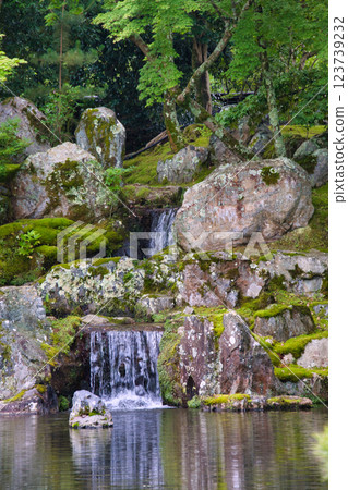 京都醍醐寺的小瀑布流入樹木覆蓋的池塘 123739232