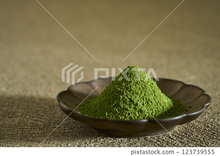 Matcha and green tea on a plate 123739555