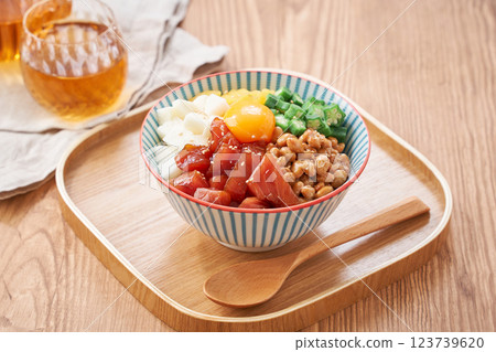 Bakudandon - A seafood bowl filled with sticky ingredients 123739620