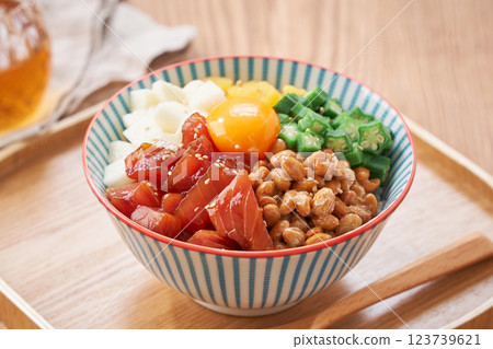 Bakudandon - A seafood bowl filled with sticky ingredients 123739621