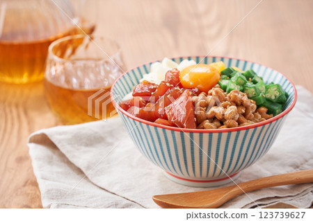 爆擔丼 - 充滿黏稠食材的海鮮蓋飯 123739627