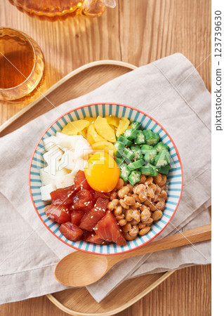 Bakudandon - A seafood bowl filled with sticky ingredients 123739630