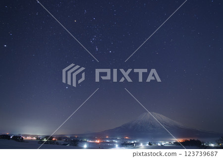 從北海道俱知安市瑞穗看到的羊蹄山、獵戶座和冬季三角 123739687