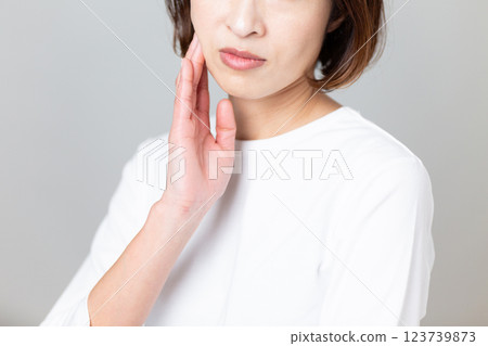 中年女性擔心皮膚護理 123739873