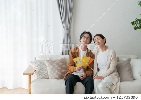 一對夫婦因收到催款信而苦惱 123739896