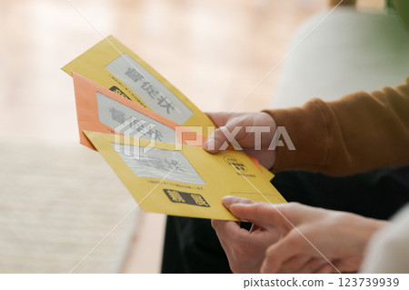 一名男子手持催款信封 一名男子手持催款信封 123739939