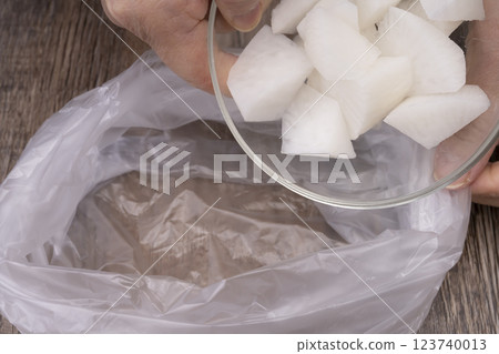 醃蘿蔔黃瓜的製作過程 123740013