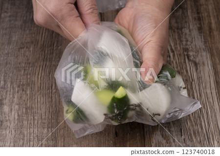 The process of making lightly pickled radish and cucumber 123740018