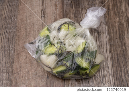 The process of making lightly pickled radish and cucumber 123740019