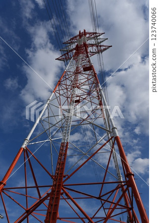 輸電線和高聳的塔 123740066