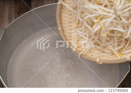 Steps for making bean sprout and cucumber namul 123740069