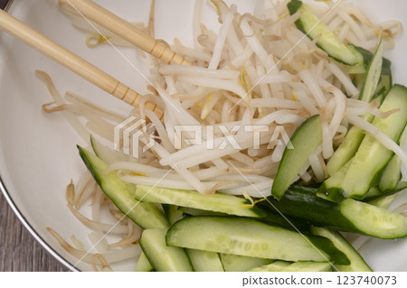 Steps for making bean sprout and cucumber namul 123740073