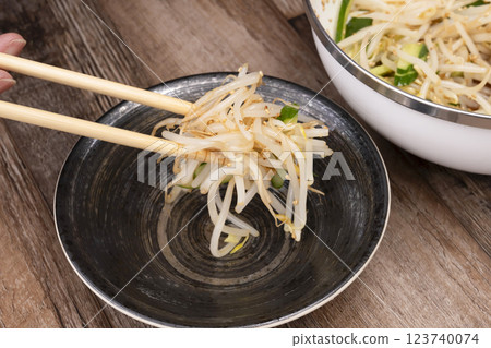 Steps for making bean sprout and cucumber namul 123740074