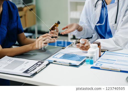 Meeting team of doctor and medical staff Consultation about the treatment of heart disease, pneumonia Meeting team of doctor and medical staff Consultation about the treatment of heart disease, pneumonia 123740505