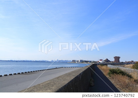 從千葉縣浦安市的千鳥海岸散步道甲板上俯瞰東京市中心 123740792