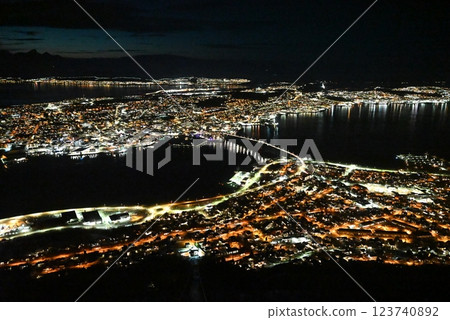 挪威特羅姆瑟的夜景 123740892