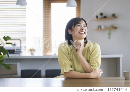 Arasa woman smiling looking at the camera Arasa woman smiling looking at the camera 123741444