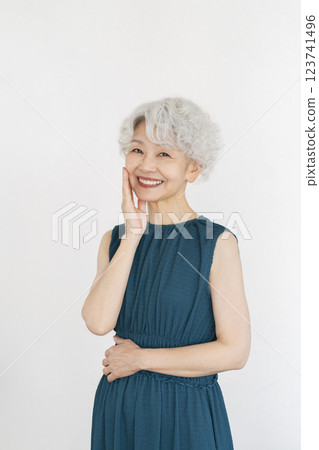 頭髮灰白的高級女性看著相機微笑 頭髮灰白的高級女性看著相機微笑 123741496