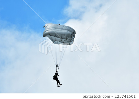 Parachute descent 123741501